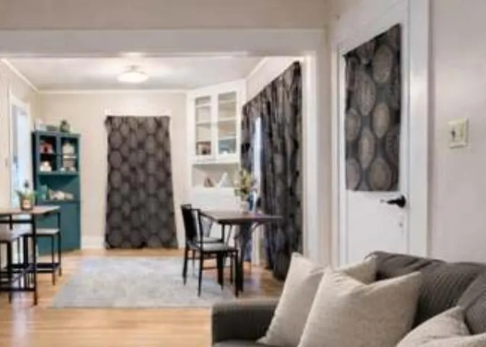 Сasa de vacaciones Pet Friendly 3-bedroom House In *